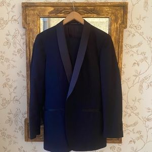 Full customized tuxedo kit from Suitsupply. Only worn once!